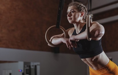 Anneaux de gymnastique : développez votre force avec le poids du corps
